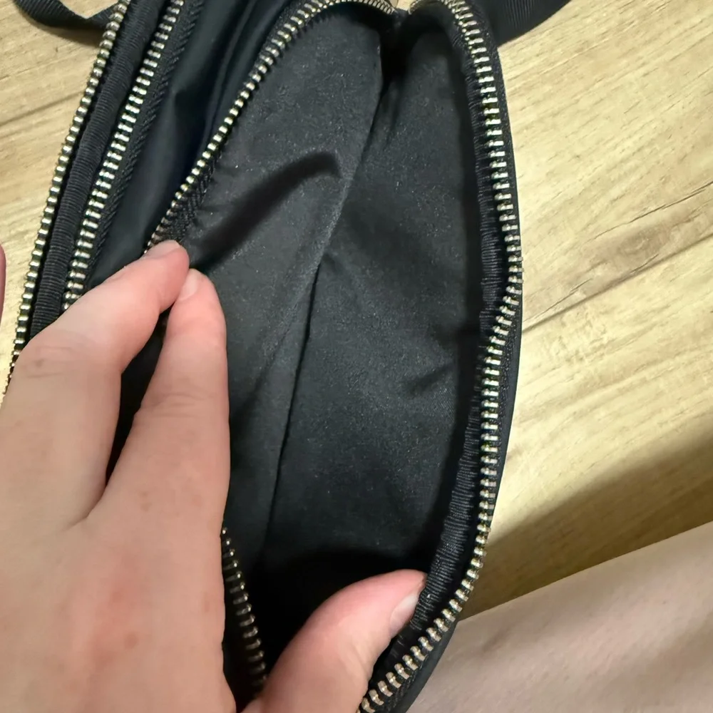 Lululemon // Crossbody Camera Bag 2L // Black Silver - Picture 3 of 5